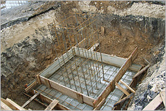 1. Углубление в земле (ниже точки промерзания на 1.4м). Создание каркаса из арматуры. Приваривание высокопрочных анкерных болтов к верхней части каркаса.