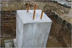 2. Точечный фундамент («стакан») после заливки бетонном. Четыре анкерных болта выступают для последующей стыковки с рамой (колонами).