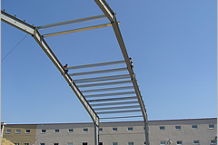 9. Крепление Z-образных кровельных холодногнутых оцинкованных профилей между двумя рамами.