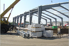 10. Возведение остальных рам. Крепление С-образных холодногнутых оцинкованных профилей на стене.