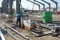 11. Монтаж утепленного цоколя (кладка из кирпича или железобетонные плиты) для защиты здания от проникновения внутрь воды, грязи и снега.