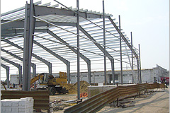 12. Установка фахверковых стоек в торцевой части здания для крепления стеновых сэндвич панелей.