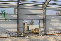 19. «Усиленная конструкция» проема для последующего монтажа секционных ворот в стене.