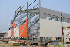 21. Монтаж стеновых сэндвич панелей в торцевой части здания.