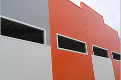 36. Ступенчатый парапет на кровле придает зданию оригинальный внешний вид.