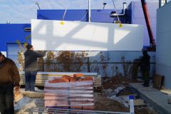 Монтаж панелей осуществляется грузоподъемным механизмом