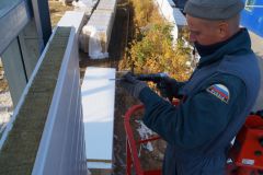 Оцинкованные саморезы просверливают сквозь панели