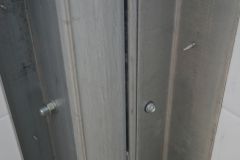 Панели крепятся к несущим колонам и фермам каркаса