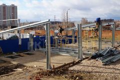 3. تركيب الأعمدة الأولى والعوارض من القطاعات (المقاطع المطلية بالزنك).