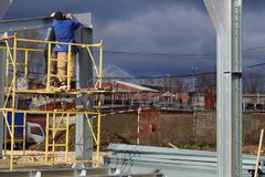 4. نصب الدرباس على العامود. التثبيت والتحقق.