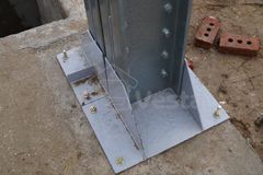 7. عمودان مدمجان من خلال المقطع على القاعدة.