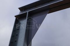 10. ربط العواميد مع العوارض على الإطار.