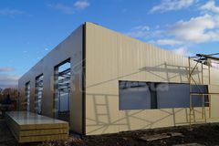 19. تركيب الألواح والصفائح الجدارية الأولى.