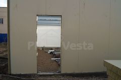 25. منظر للفتحة تحت الأبواب من خارج البناء.