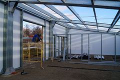 26. منظر من الداخل للبناء مع الألواح الجدارية.