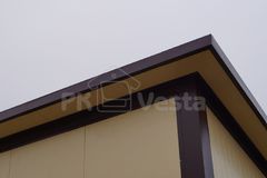 35. حافة سطح على طول محيط البناء.